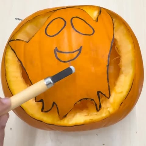 Sharpen your tools… it’s carving season 👻🎃 
#halloween #DIY #tools #asmr